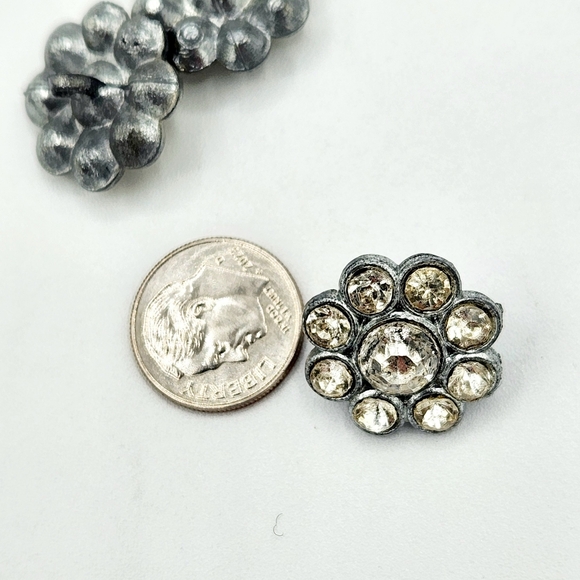 Thirty-Nine Assorted Antique And Vintage Rhinestone Buttons - Picture 13 of 16